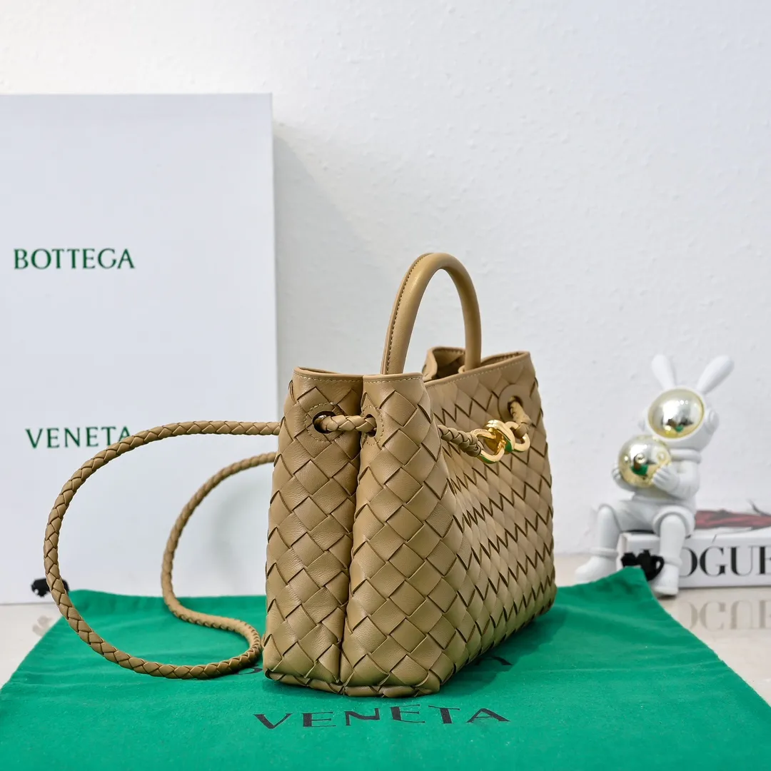 Batch 1860 B's 2023 spring and summer new model continues the brand's woven style with detailed metal knot switch buckles. This time, the shoulder straps are also made into tube weaves, showing different craftsmanship. The carrying method is versatile to create more different looks. Intrecciato woven leather small handbag, equipped with sliding crossbody strap. Internal compartments, including 1 zipper pocket and 2 open pockets with magnetic buckle closure. Size: 25*20*10cm, model: 7463#